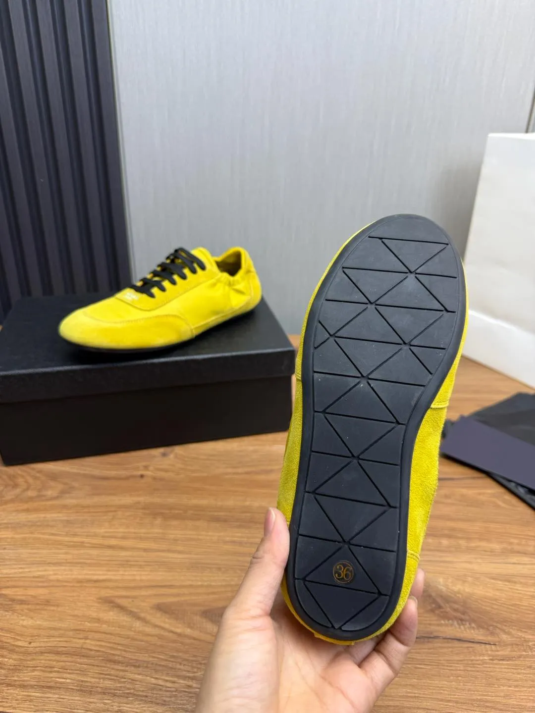 Men's shoes 💰600💰 PRADA 2025 Early Spring Collapse New Couple Style Sports Shoes Moral Training Shoes The name Collapse comes from the fact that it can be easily put on and taken off with bare hands. The light and comfortable features make it more relaxed and casual. The side elastic design can be worn twice! Super comfortable catwalk sneakers, as light and thin as ballet slippers, as comfortable as sneakers, comfortable and super light on the feet. Fabric: nubuck leather spliced ​​with nylon cloth. Silk cowhide foot pads. Size: Women's code 35/40 Men's code 39/45